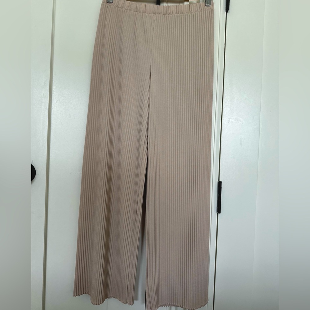 Uniqlo Pleated Straight Pants, Size Medium